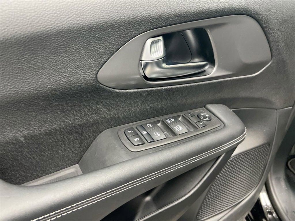 New 2025 Chrysler Voyager LX image 20