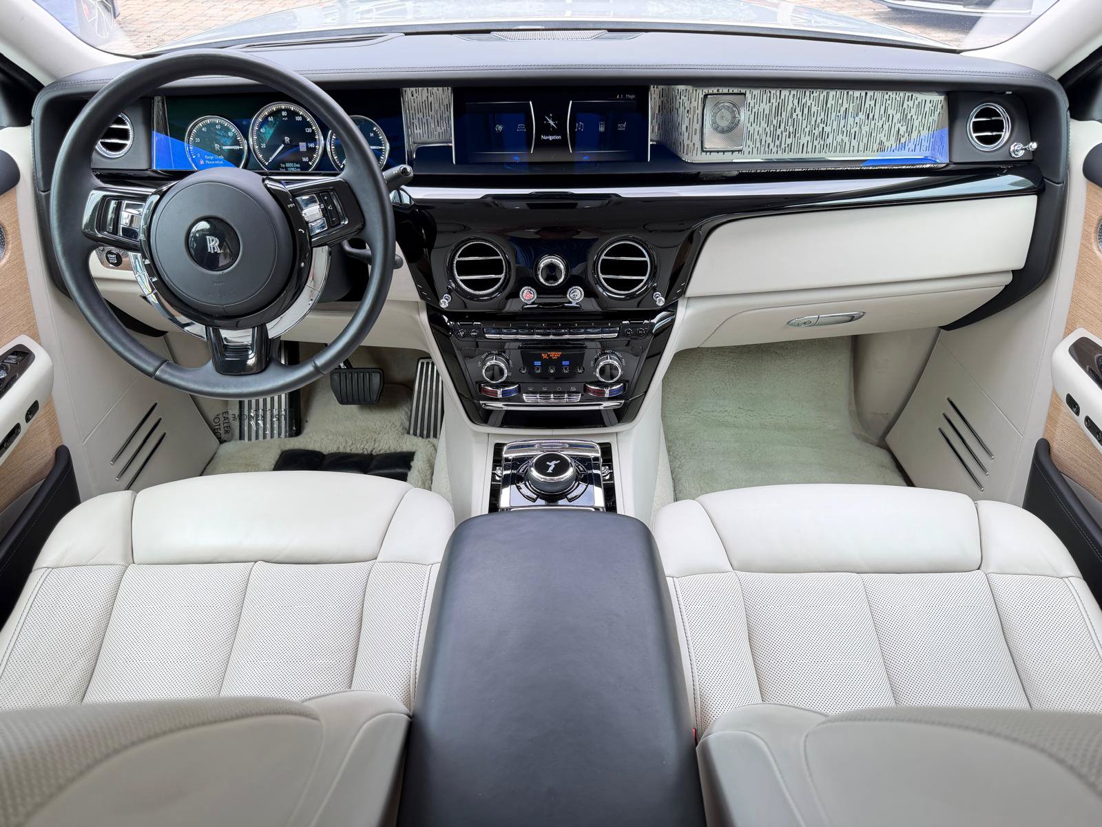 Used 2019 Rolls-Royce Phantom Sedan RWD image 29