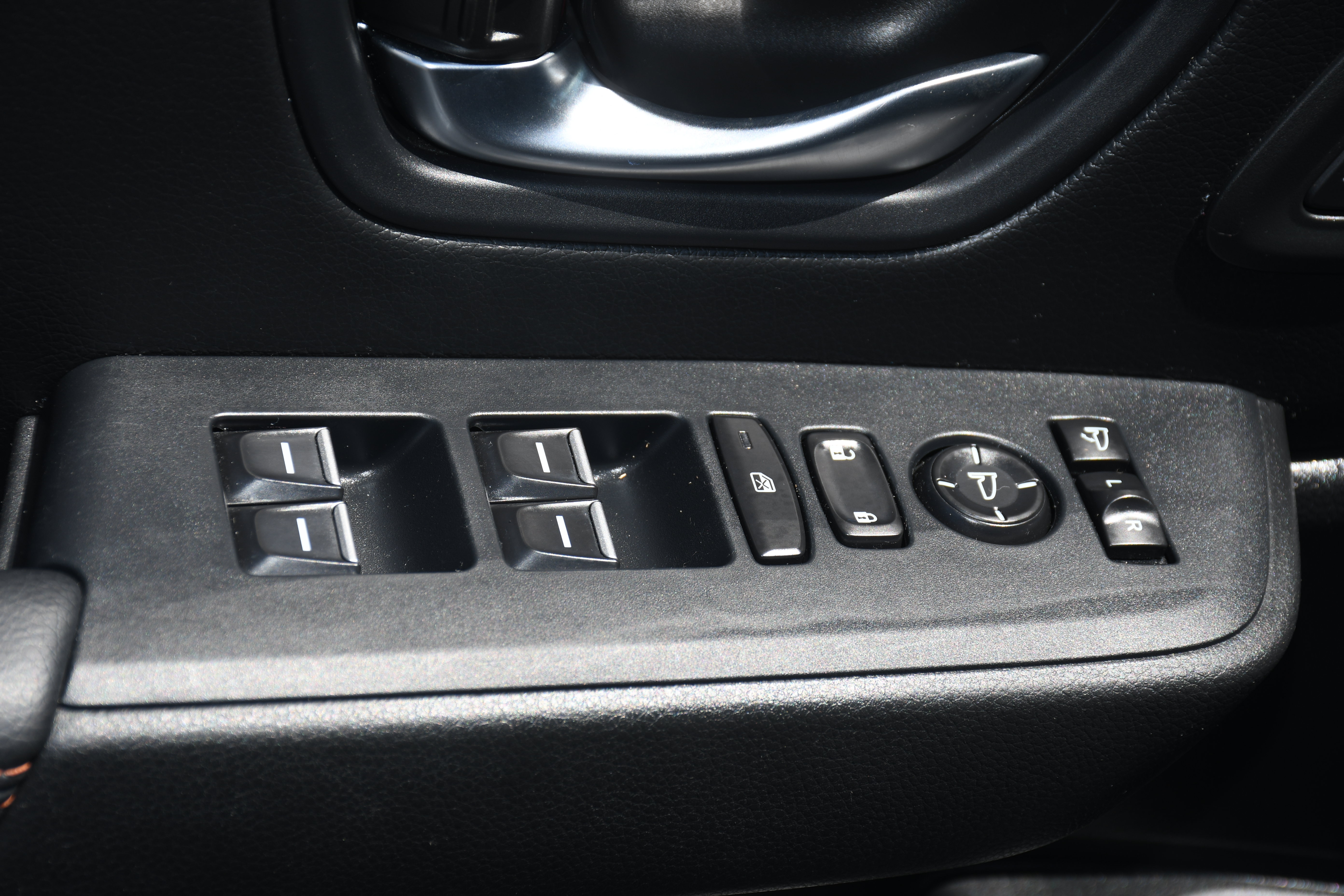 Used 2025 Honda Pilot TrailSport image 11