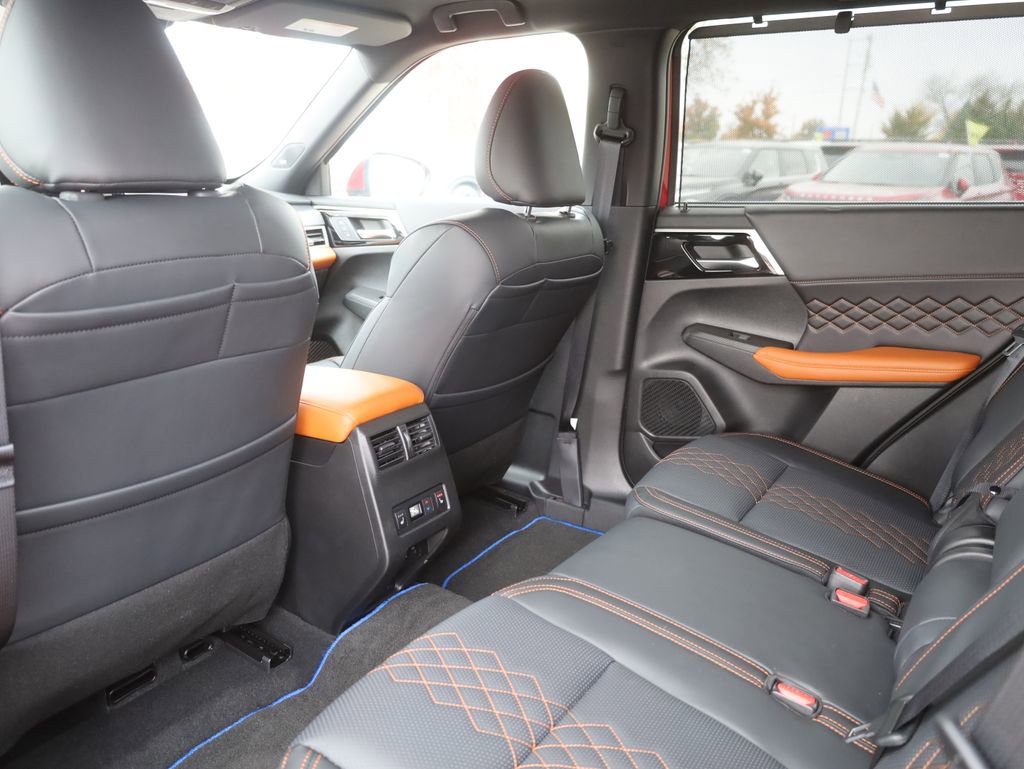 New 2025 Mitsubishi Outlander SEL image 31