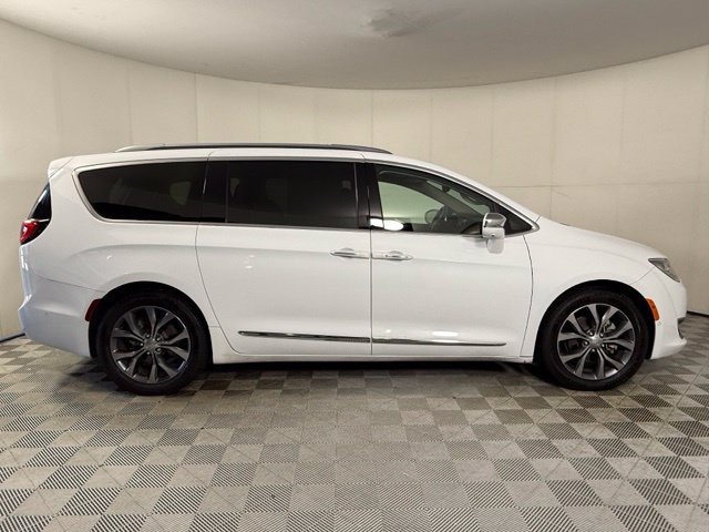 Used 2018 Chrysler Pacifica Limited w/ Tire & Wheel Group FWD image 9
