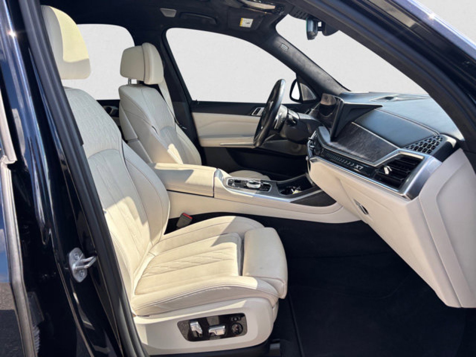 Used 2023 BMW X7 xDrive40i w/ Executive Package image 21