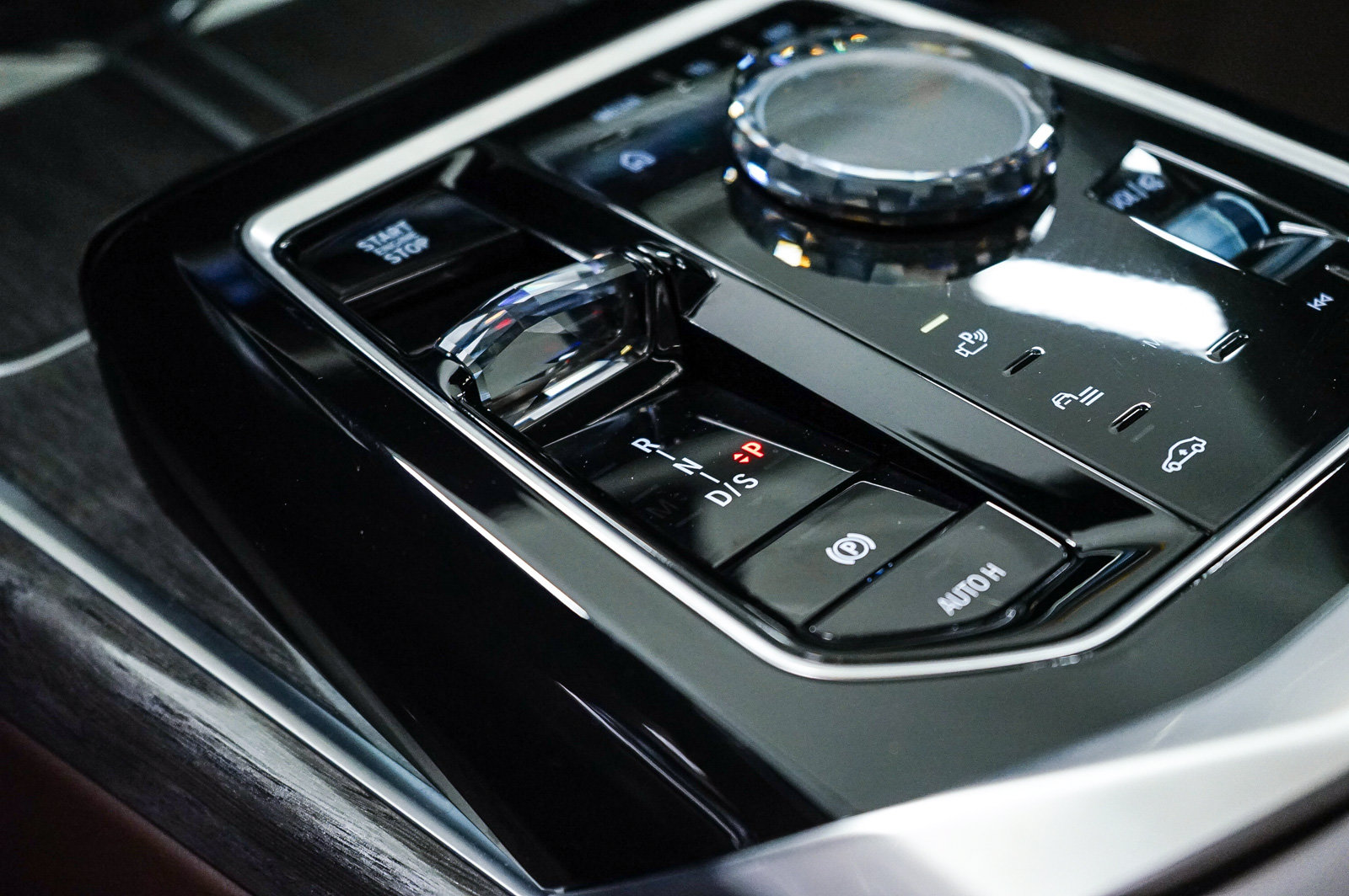 Used 2025 BMW 740i w/ Premium Package RWD image 21