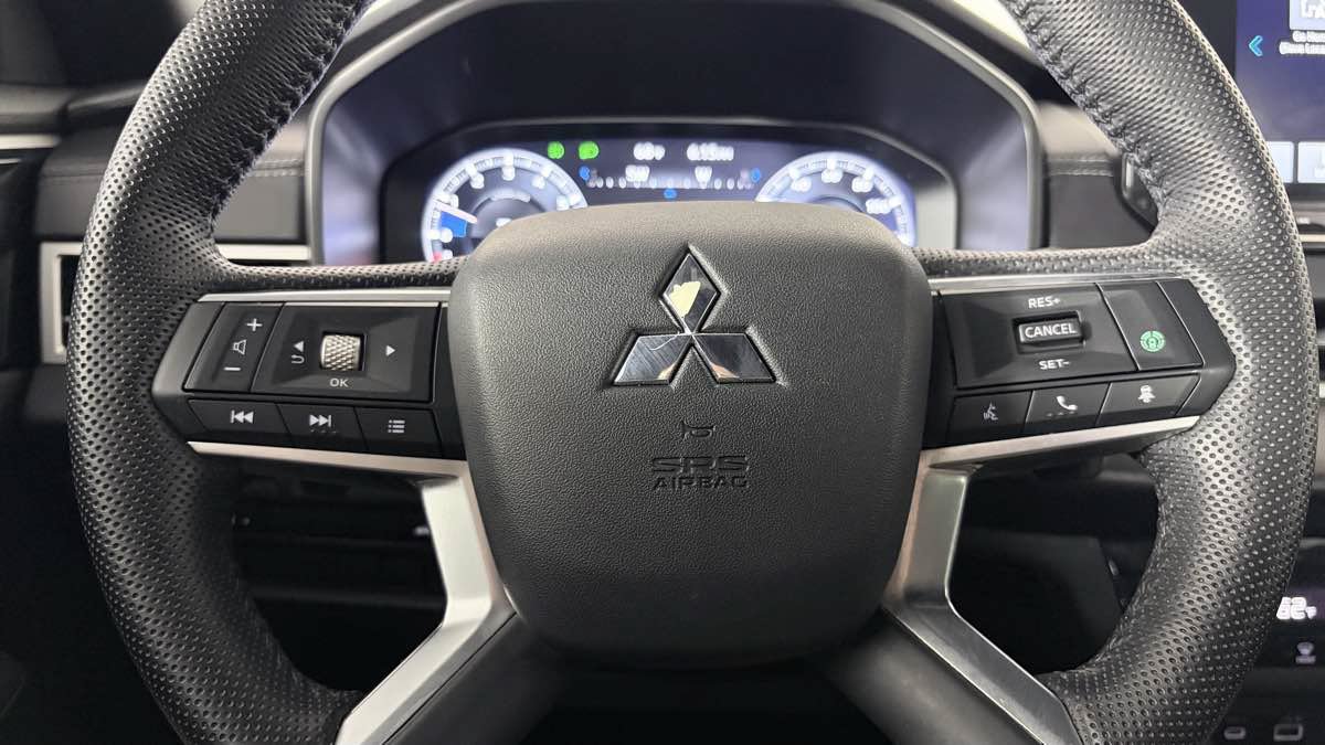 Used 2023 Mitsubishi Outlander ES AWD/4WD image 14