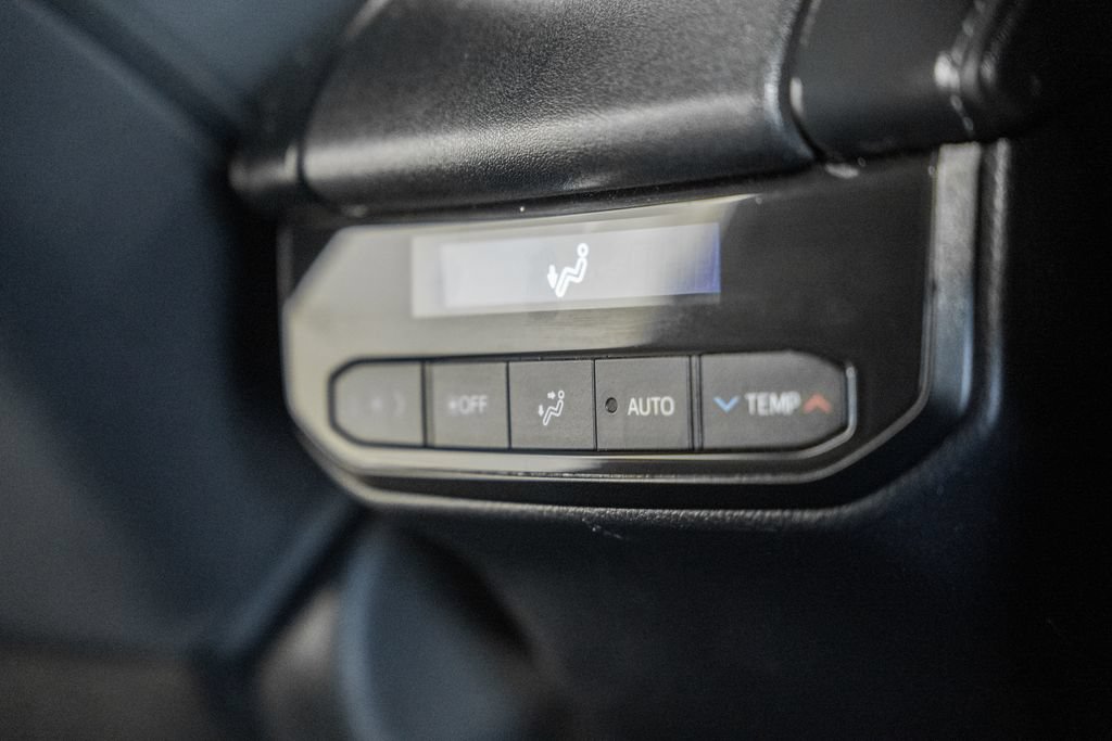 Used 2023 Toyota Highlander LE AWD/4WD image 33