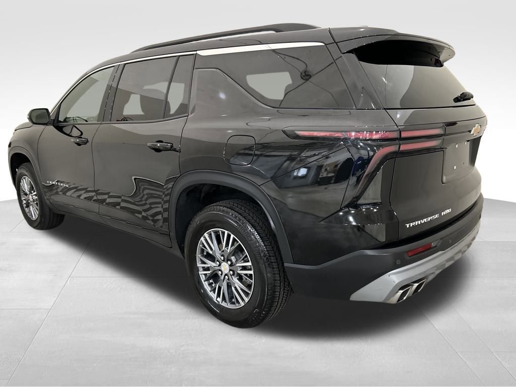Used 2025 Chevrolet Traverse LT image 3