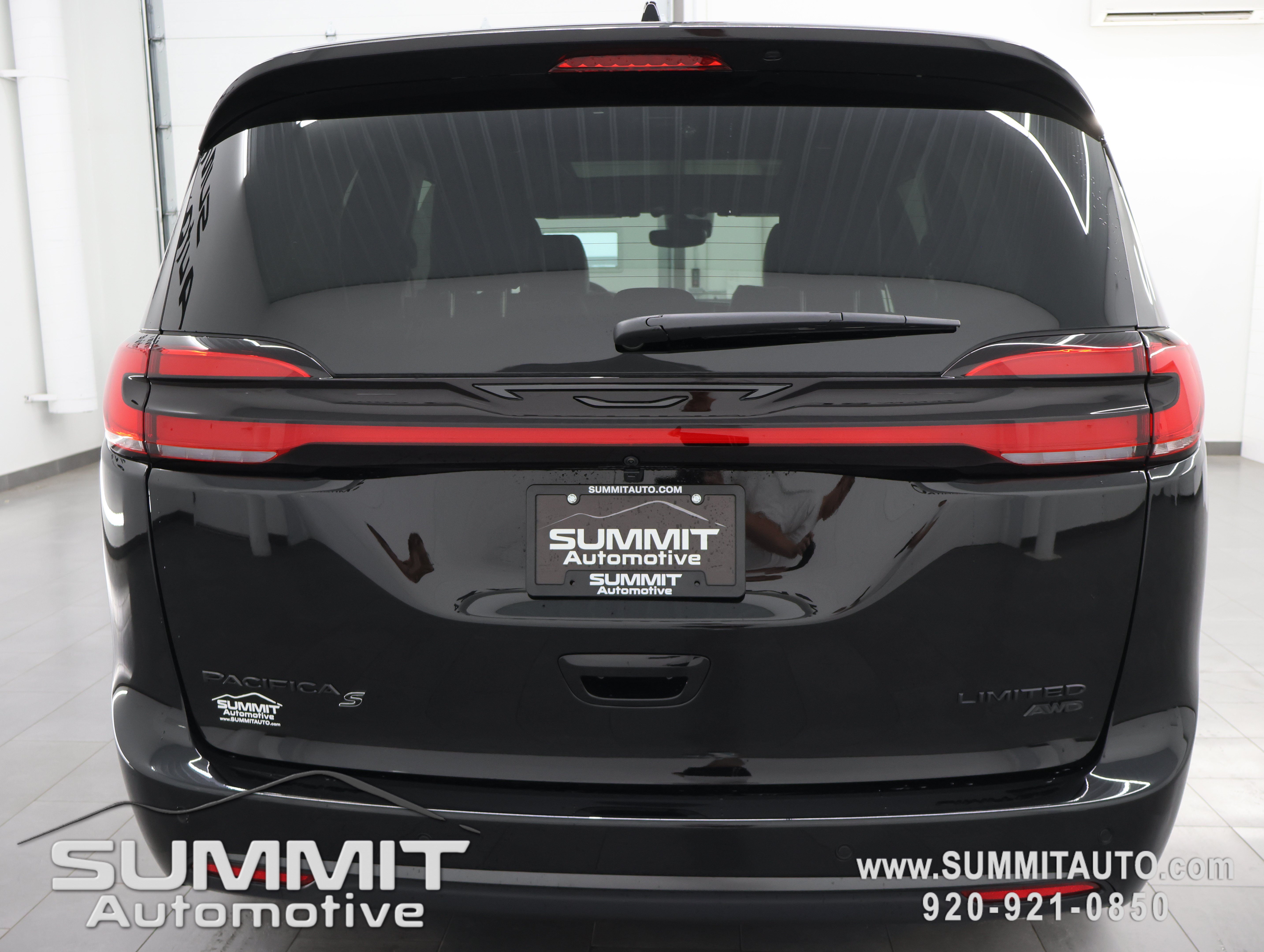 New 2027 Chrysler Pacifica Limited w/ Family Tech Group AWD/4WD image 33