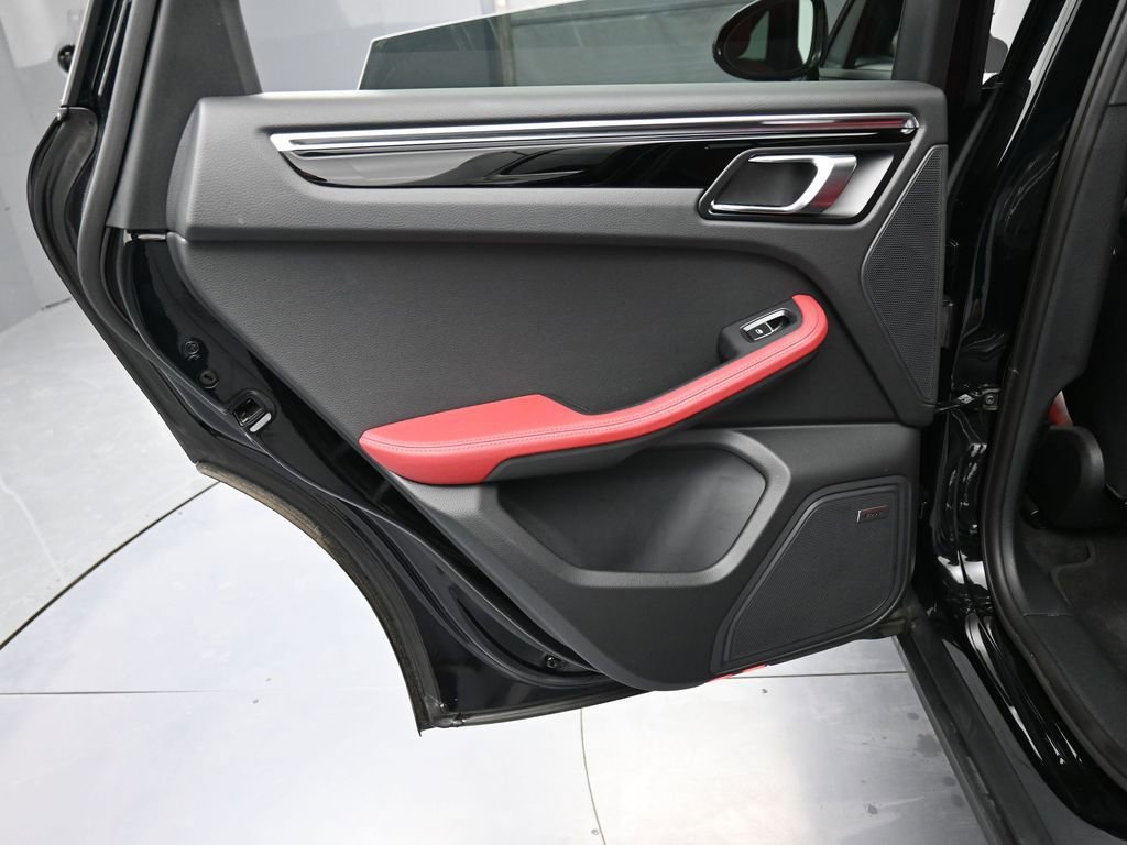 Certified 2025 Porsche Macan image 23