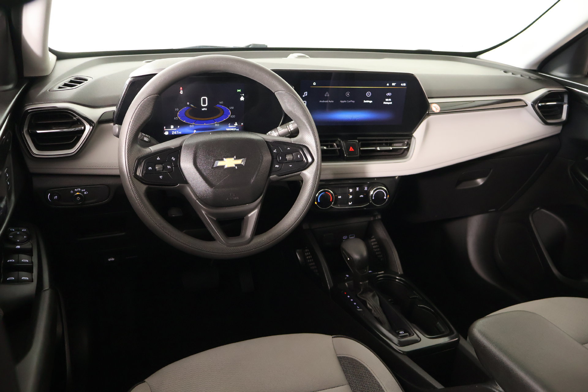 Used 2025 Chevrolet TrailBlazer LT FWD image 2
