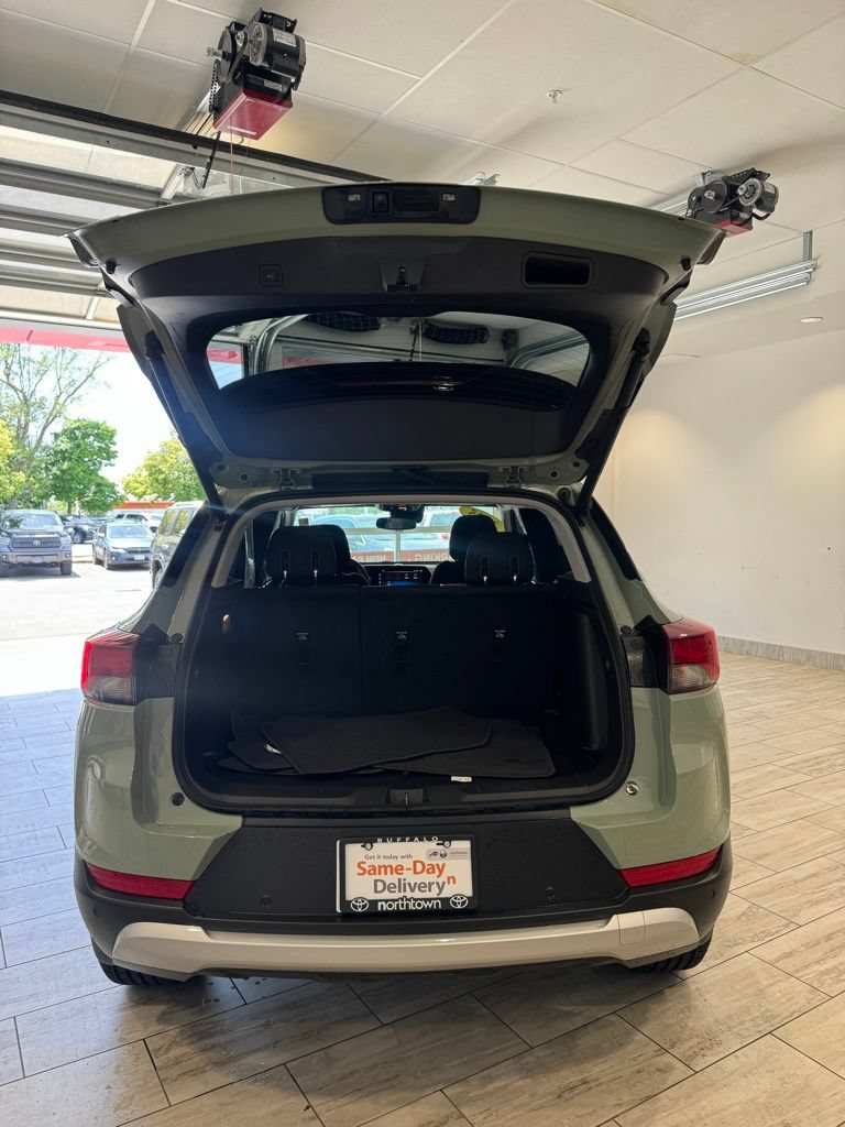 Used 2025 Chevrolet TrailBlazer LT w/ Convenience Package AWD/4WD image 4