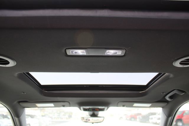 Used 2022 Chevrolet Traverse Premier w/ Redline Edition FWD image 19