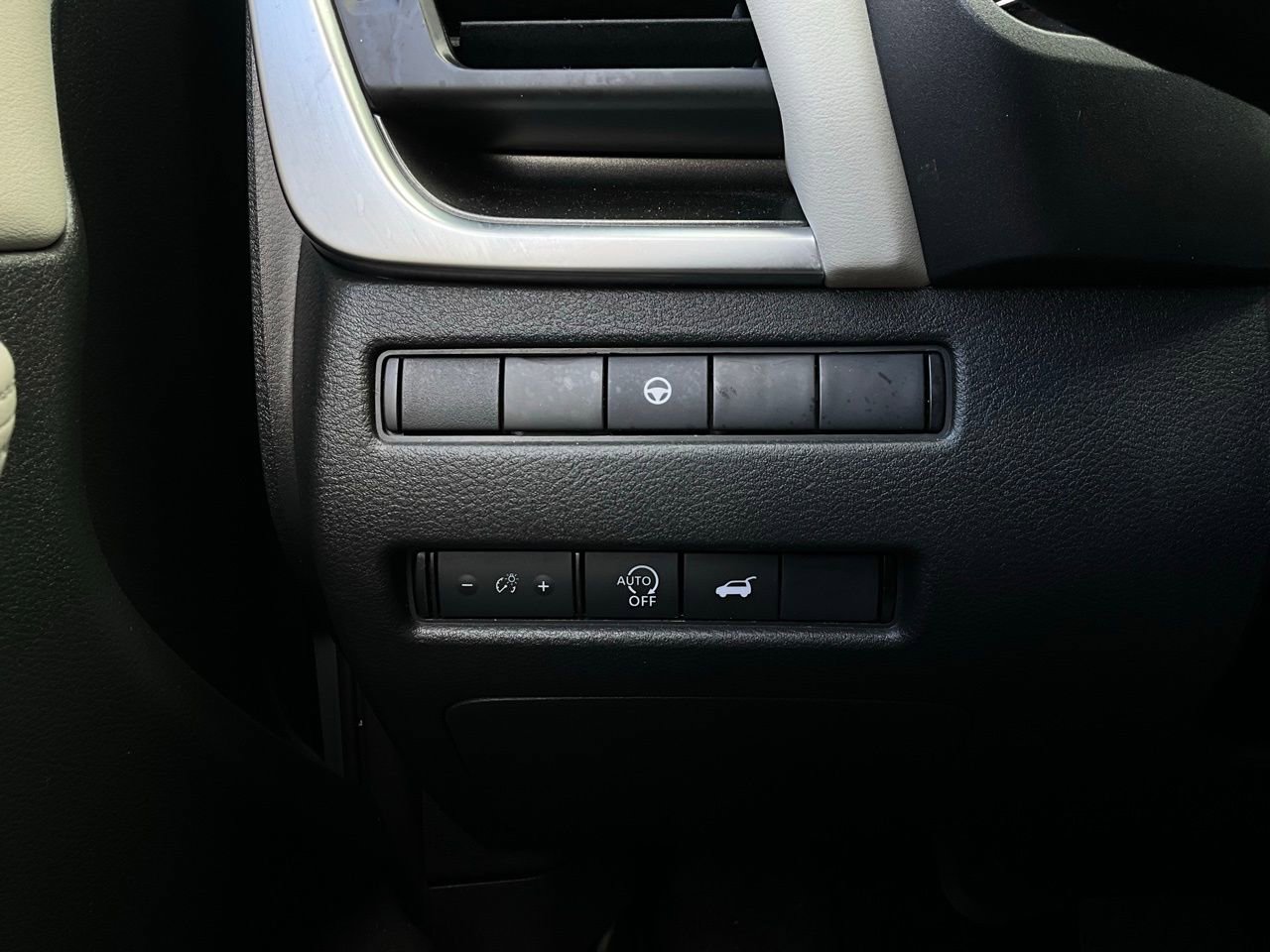 Used 2025 Nissan Rogue SV image 22