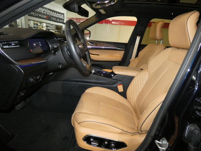 Used 2024 Jeep Grand Cherokee L Summit w/ Advanced Protech Group IV AWD/4WD image 10
