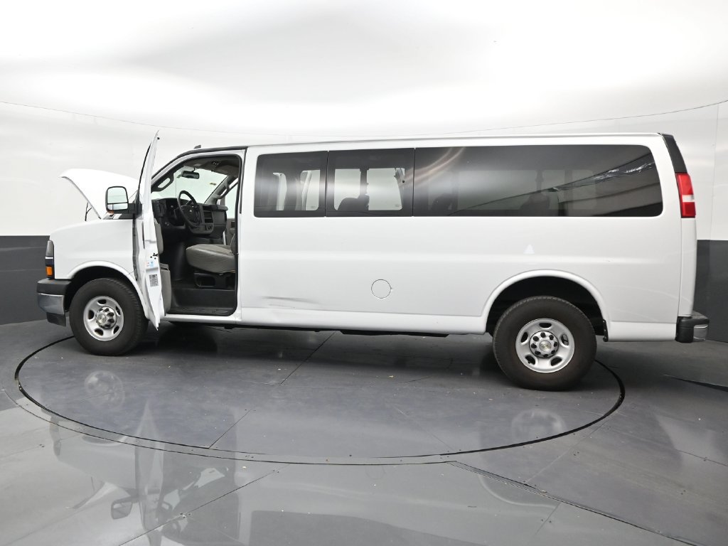 Used 2022 Chevrolet Express 3500 LS w/ Chrome Appearance Package RWD image 28