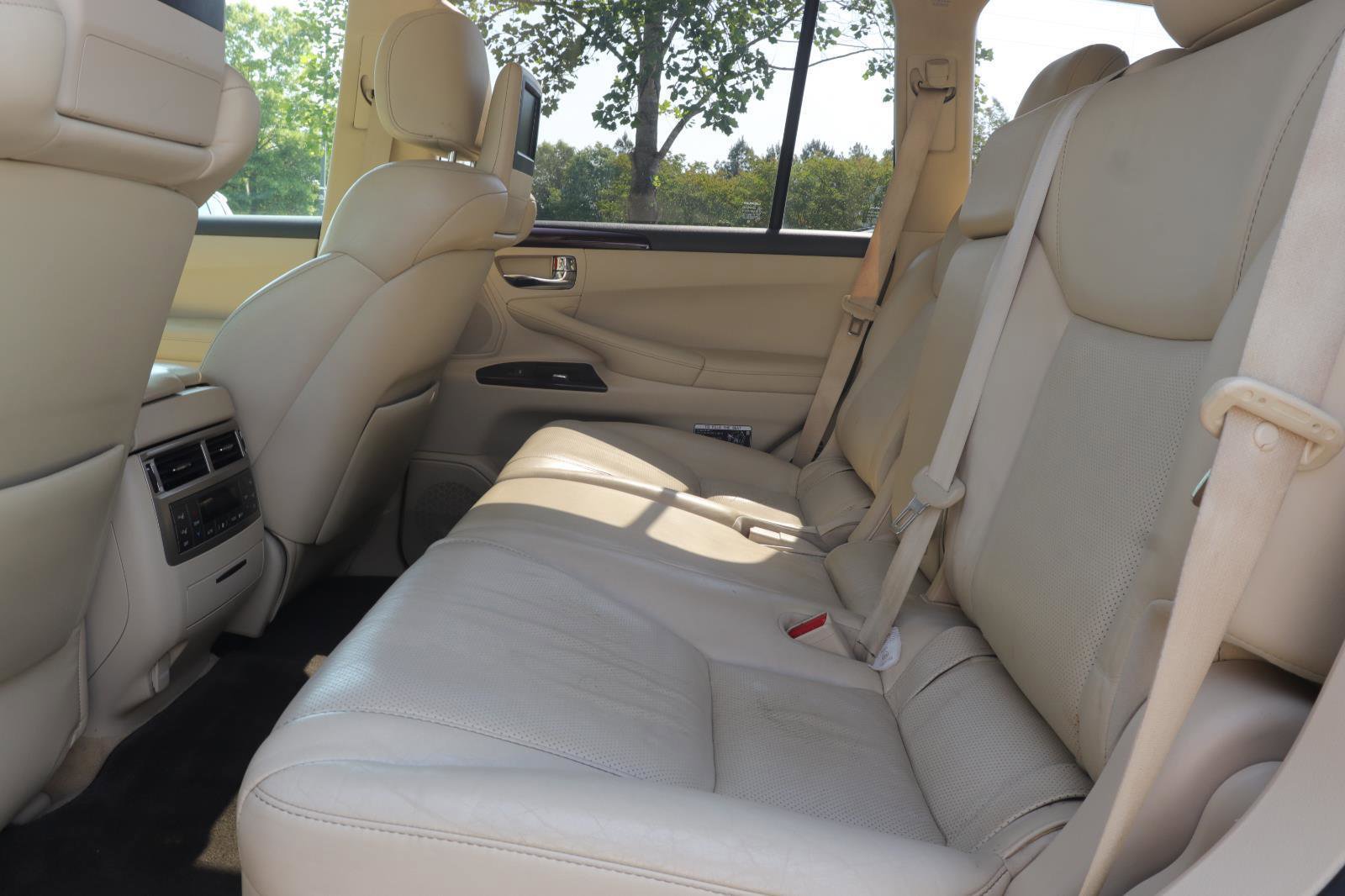 Used 2013 Lexus LX 570 4WD w/ Luxury Pkg image 13