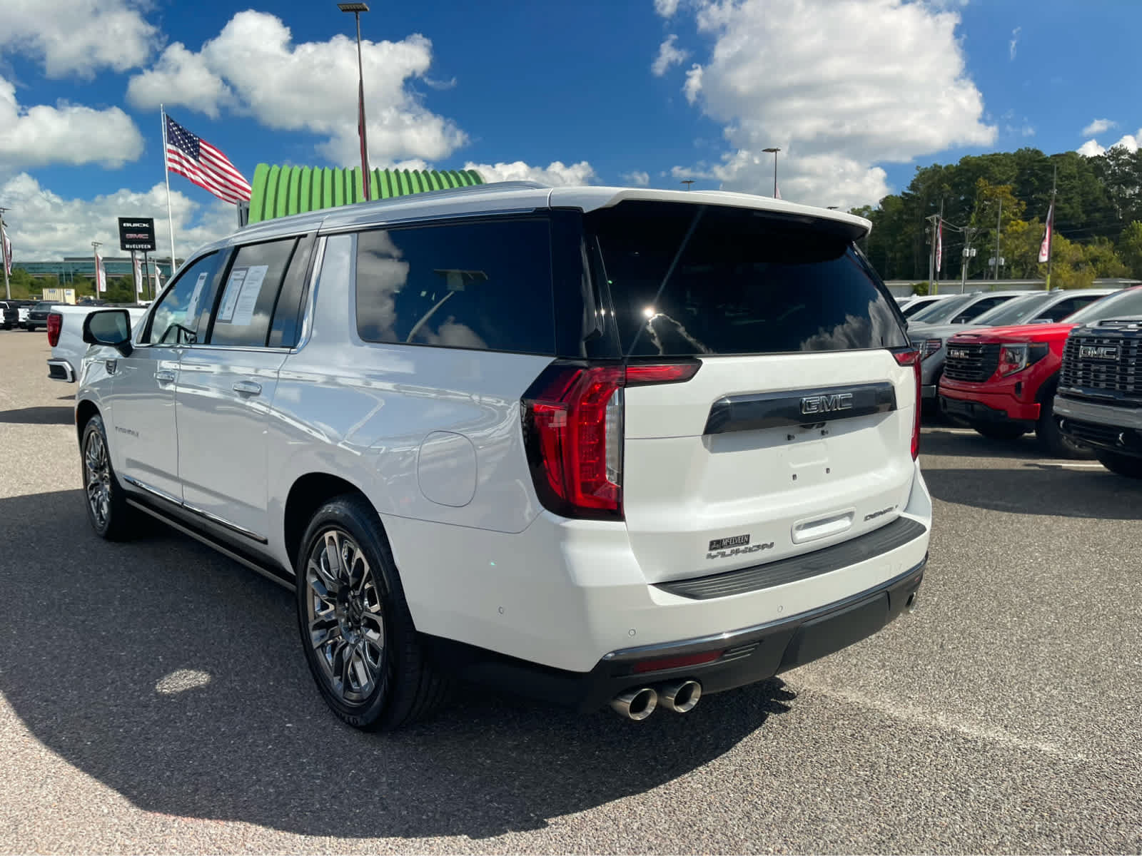 Used 2023 GMC Yukon XL Denali Ultimate AWD/4WD image 7