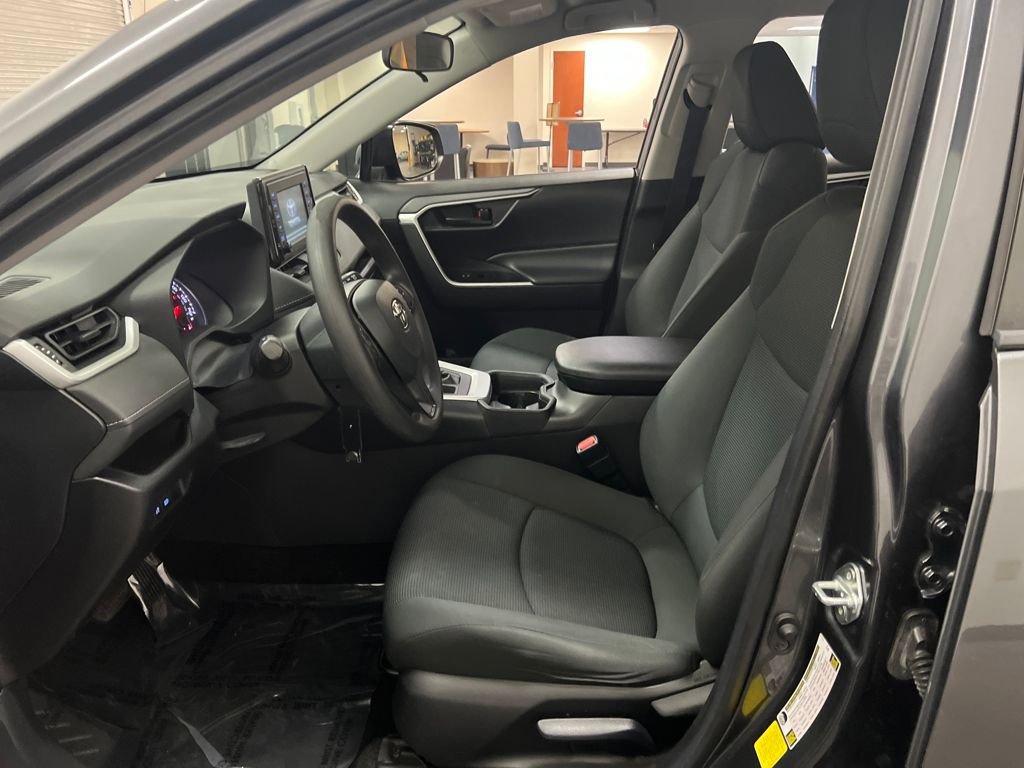 Used 2021 Toyota RAV4 LE image 11
