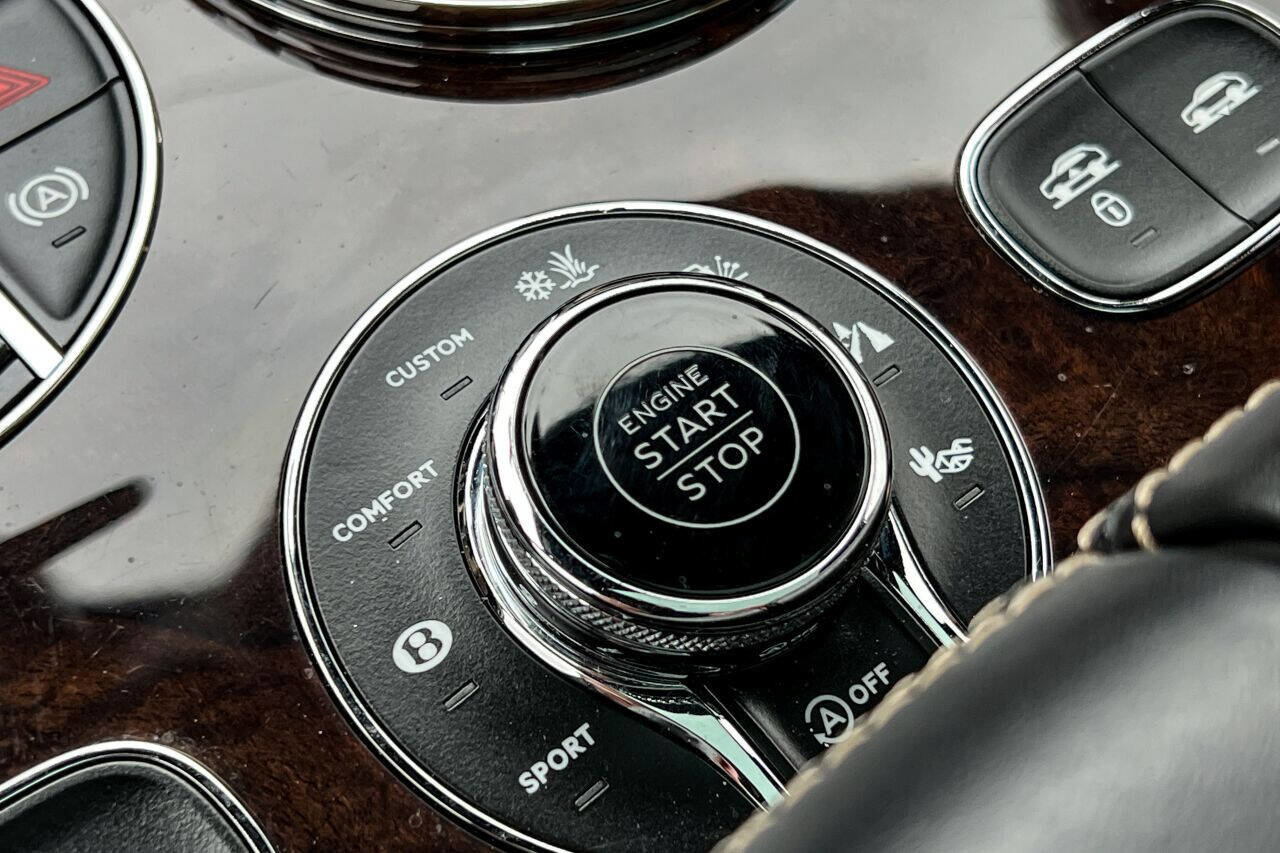 Used 2017 Bentley Bentayga image 32