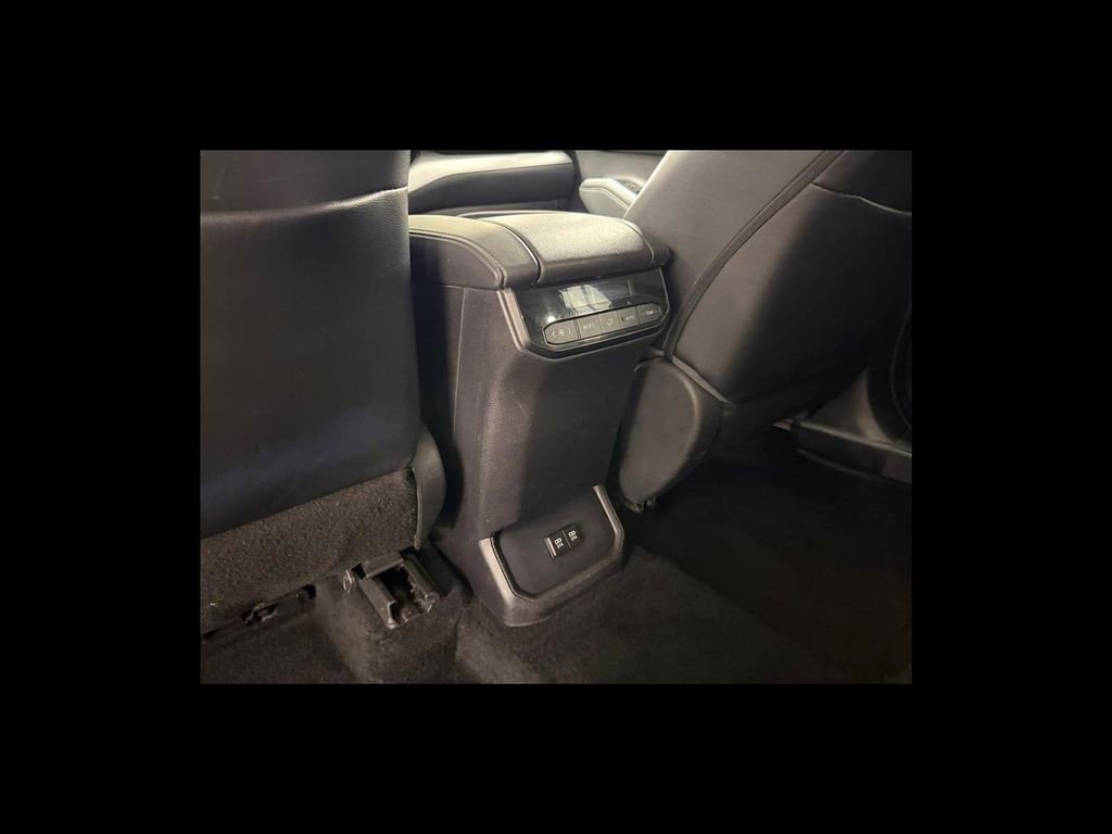 Used 2021 Toyota Highlander XLE AWD/4WD image 25