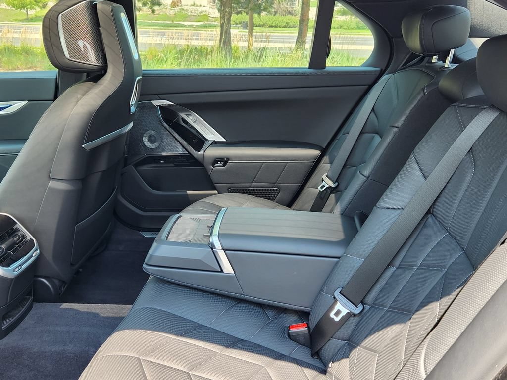 Used 2025 BMW 760i xDrive w/ Executive Package AWD/4WD image 10