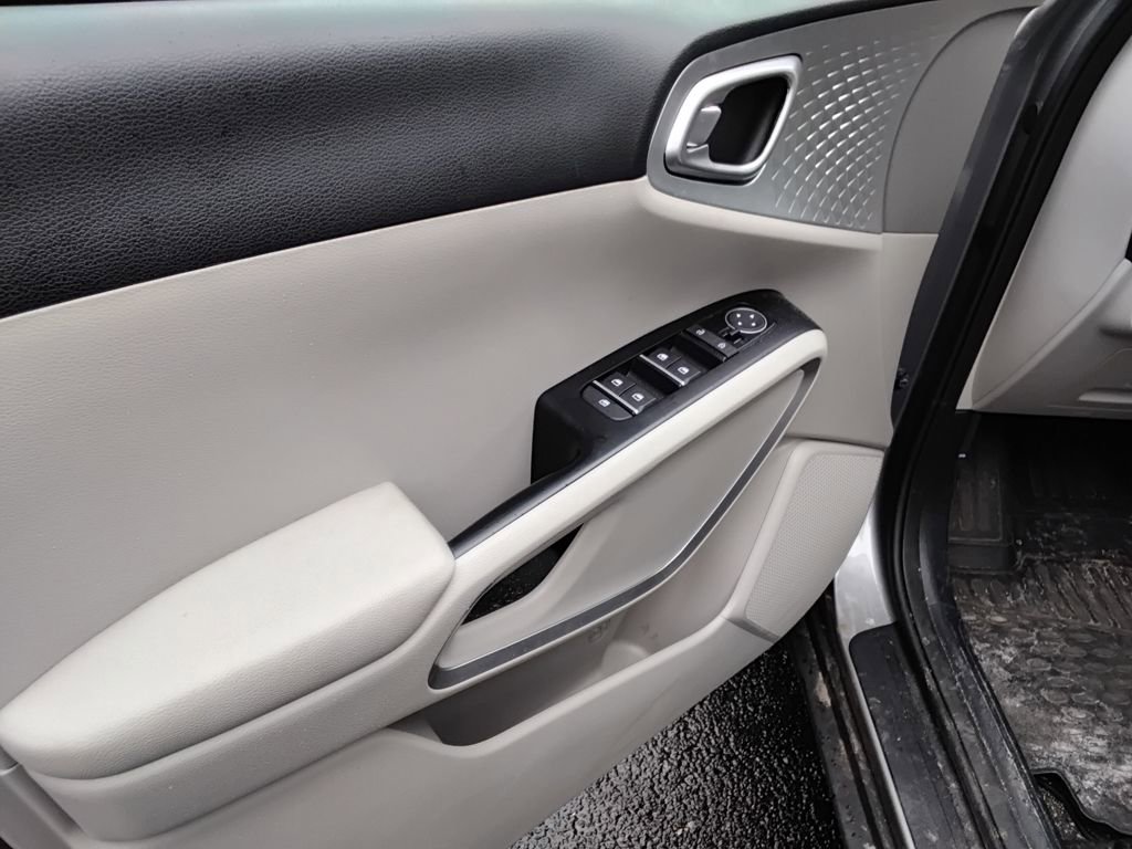 Used 2024 Kia Soul LX image 9