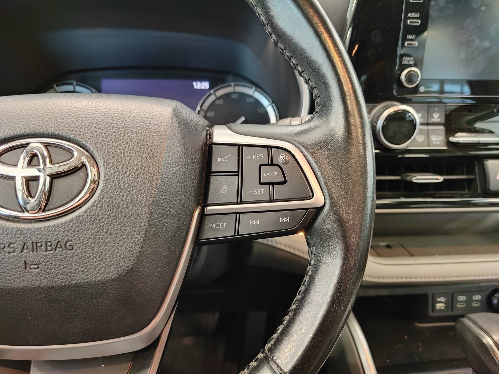 Used 2022 Toyota Highlander XLE image 18