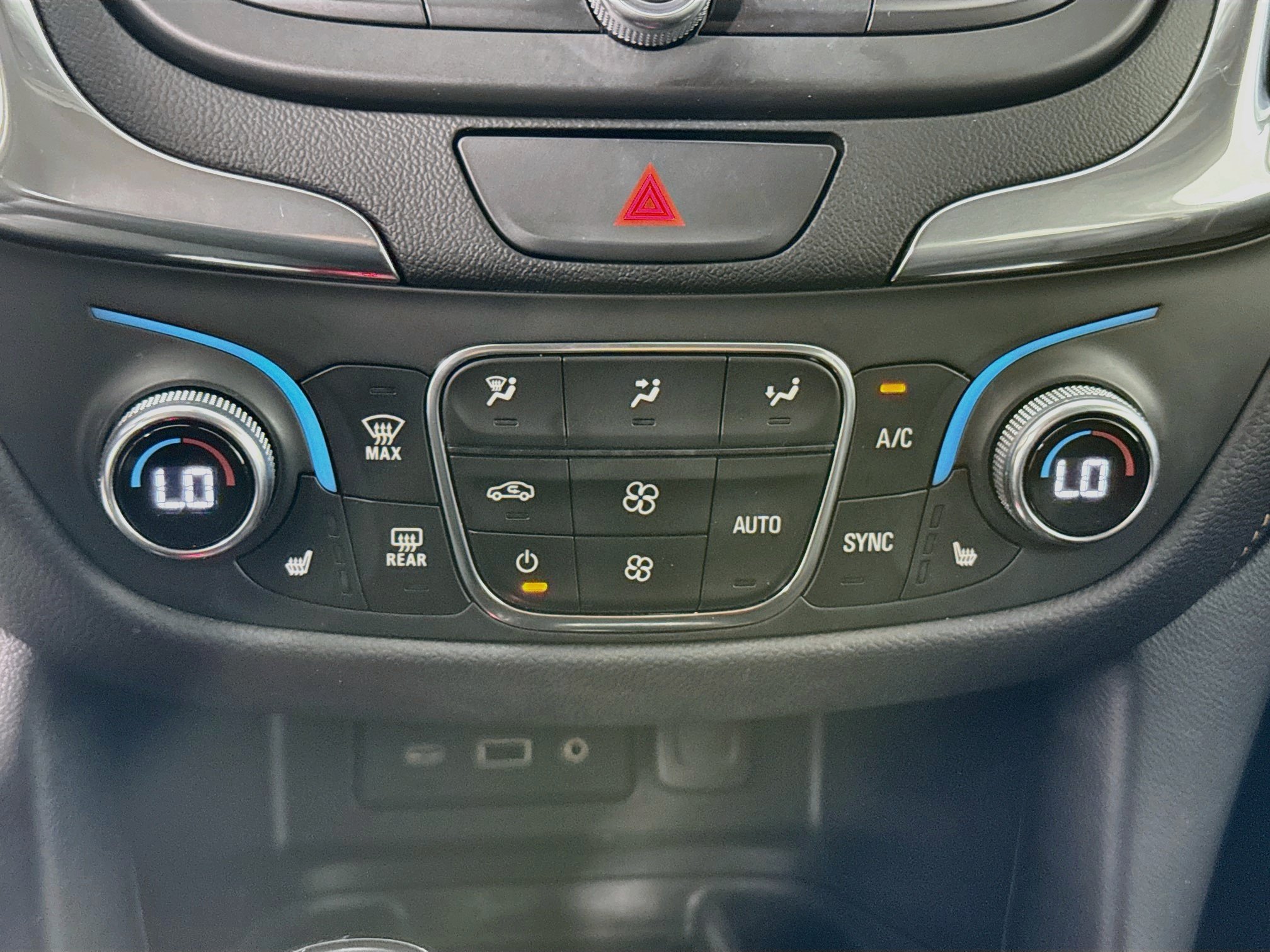 Used 2021 Chevrolet Equinox Premier FWD image 17