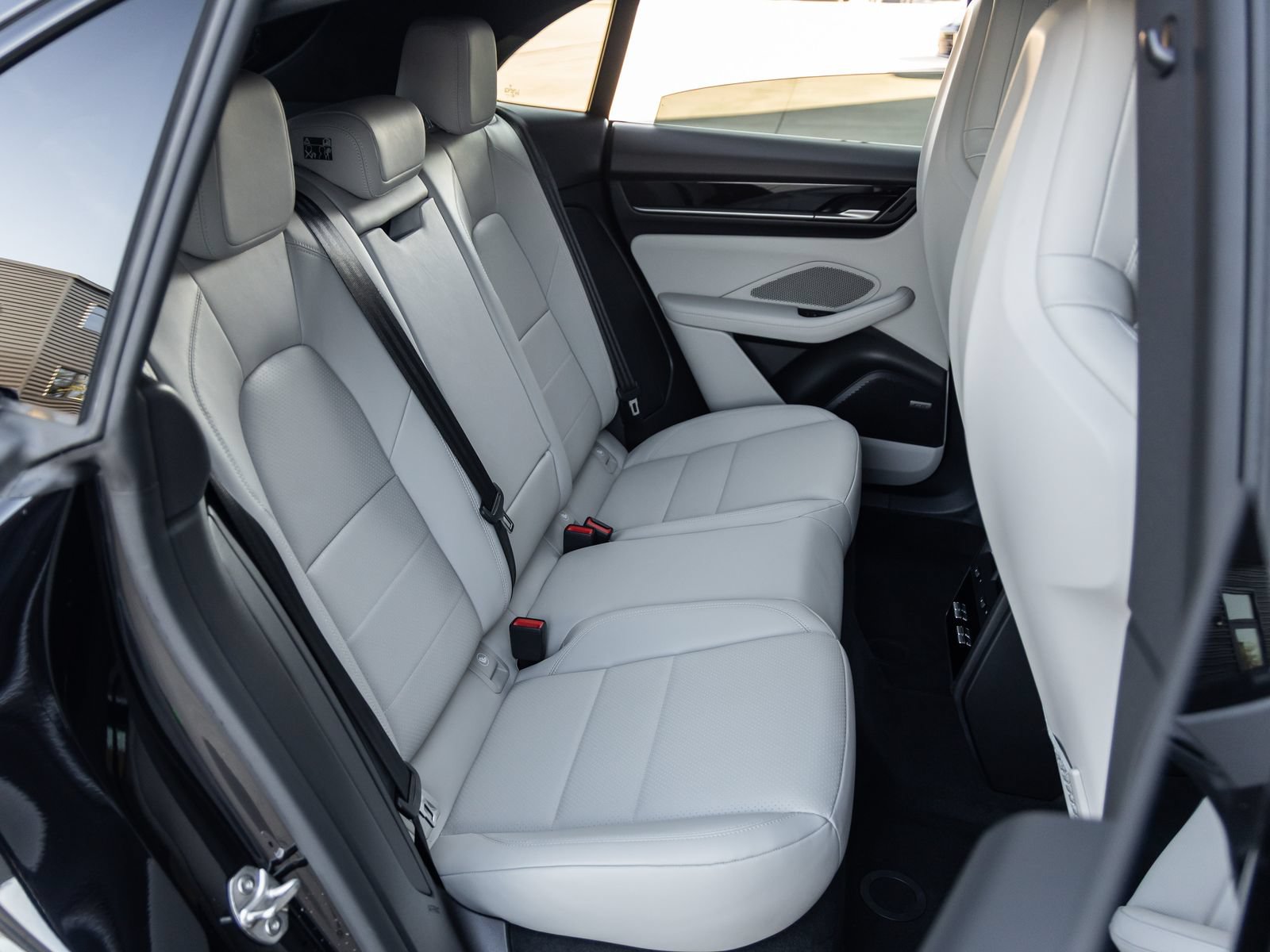 Used 2025 Porsche Macan 4 Electric AWD/4WD image 41