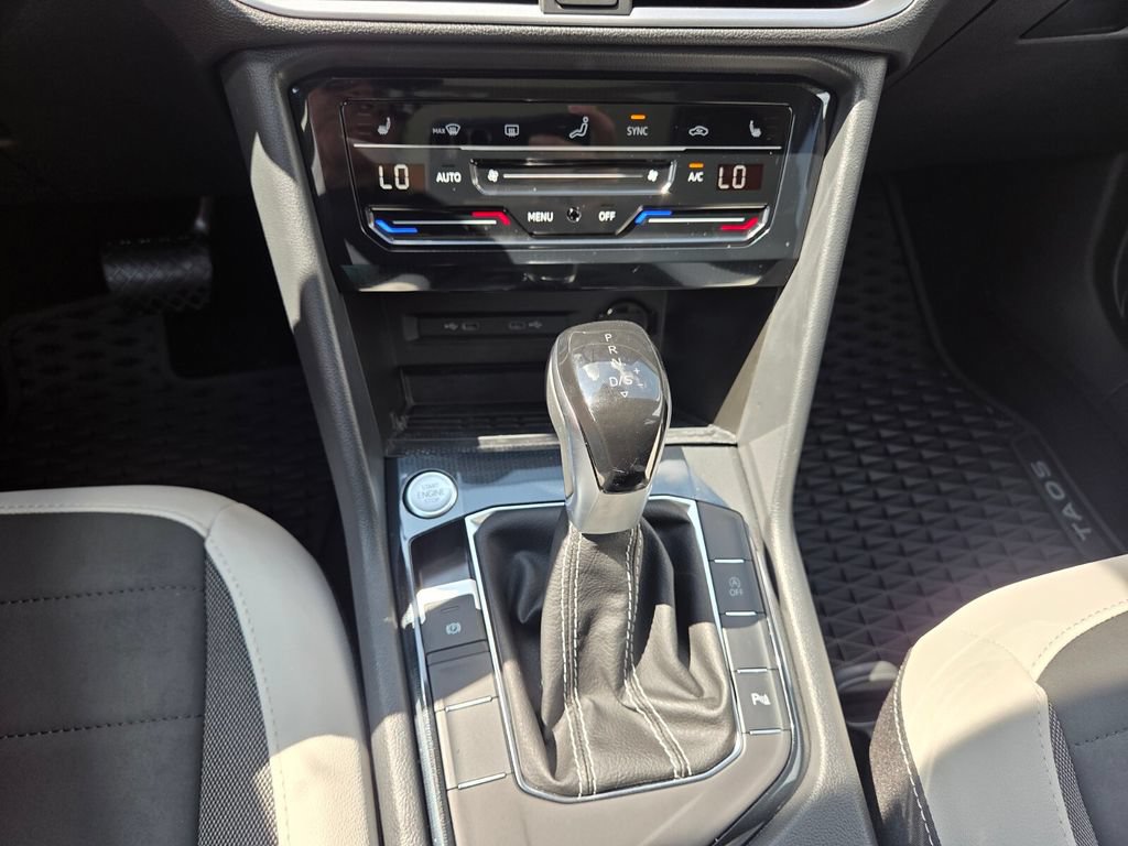 Certified 2025 Volkswagen Taos SE FWD image 17