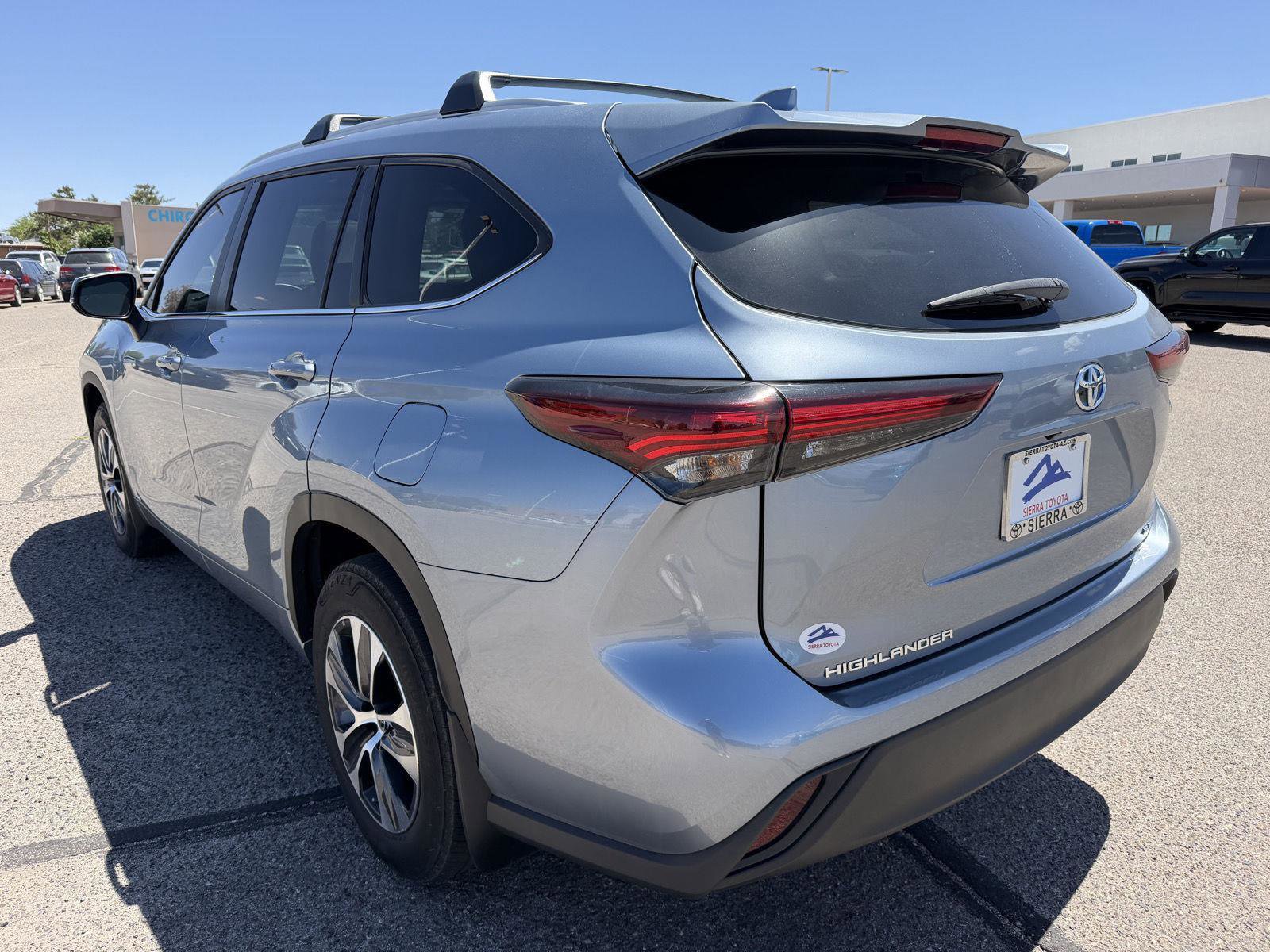 Used 2024 Toyota Highlander XLE AWD/4WD image 4