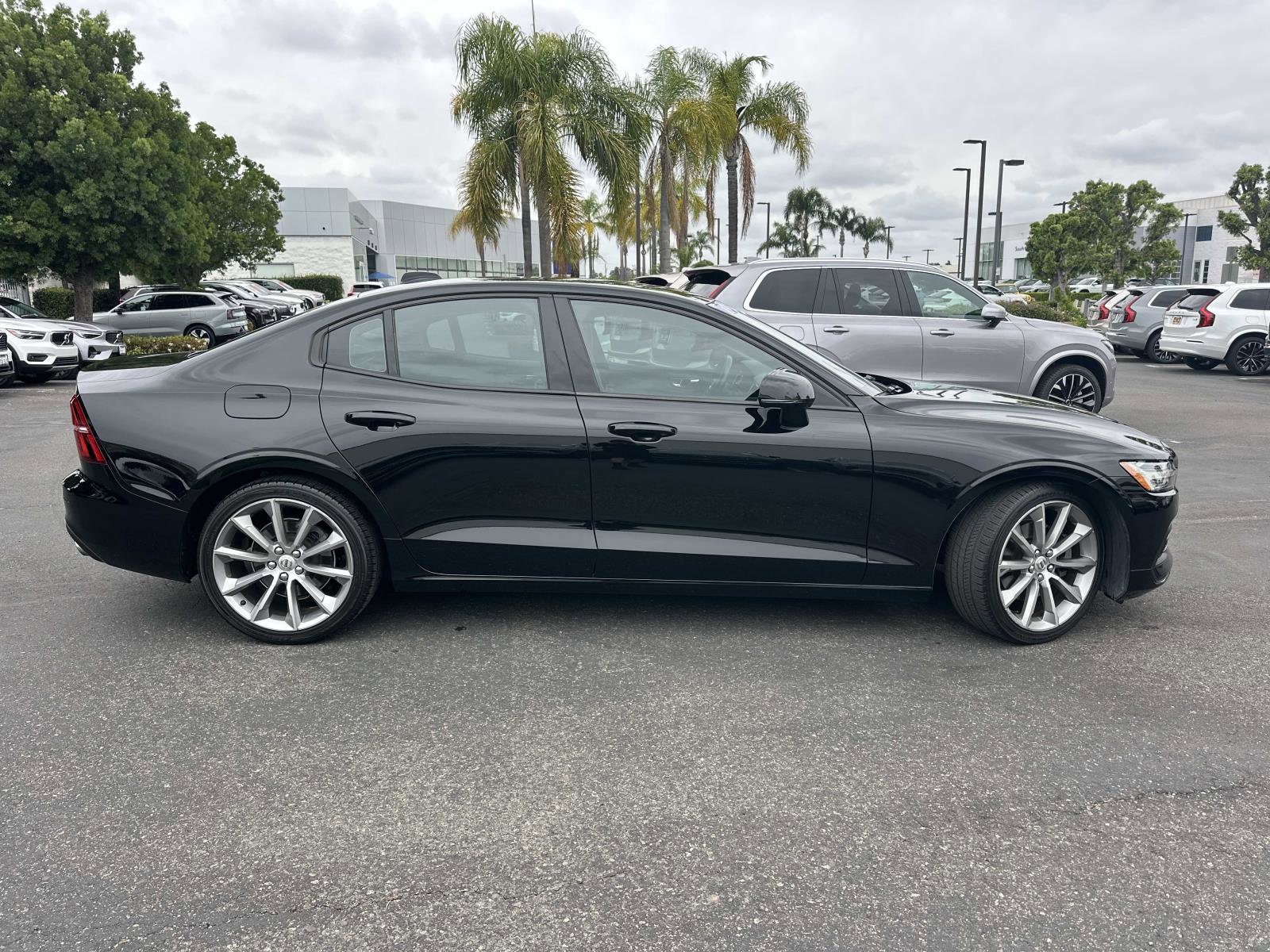 Used 2019 Volvo S60 T5 Momentum w/ Premium Package image 3