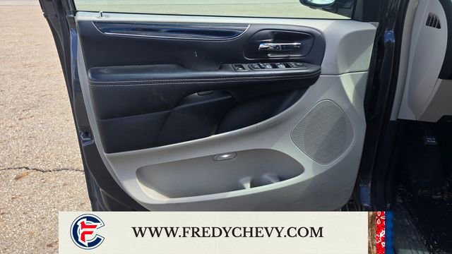 Used 2014 Chrysler Town & Country Touring-L FWD image 6