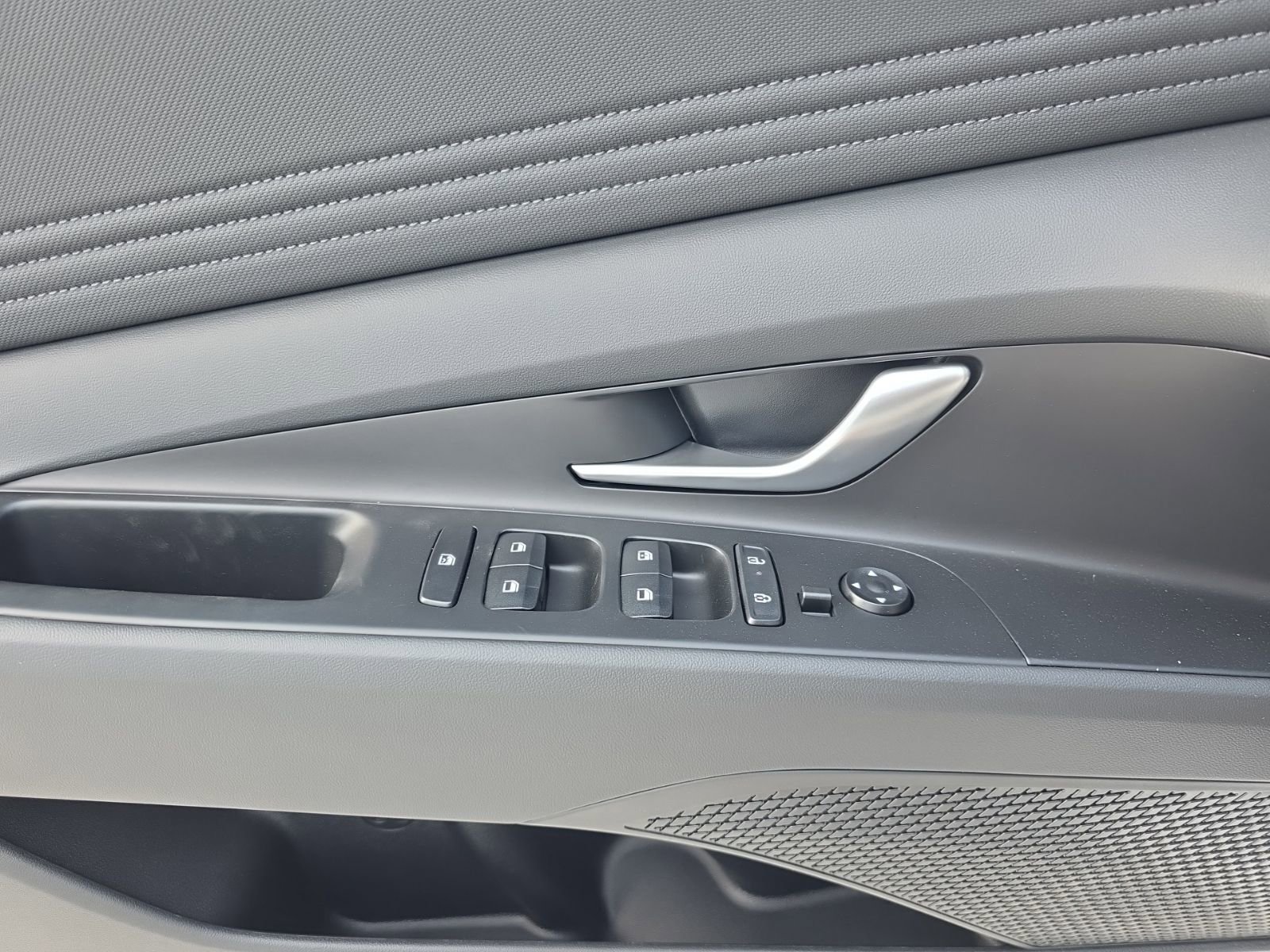 New 2025 Hyundai Elantra Limited image 25