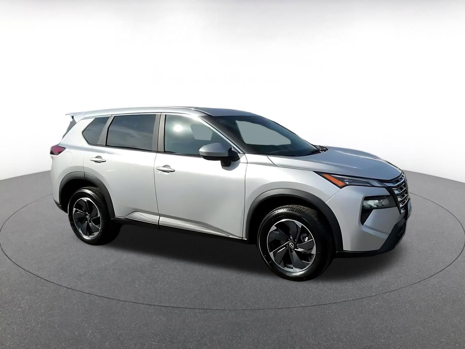 Used 2025 Nissan Rogue SV image 2