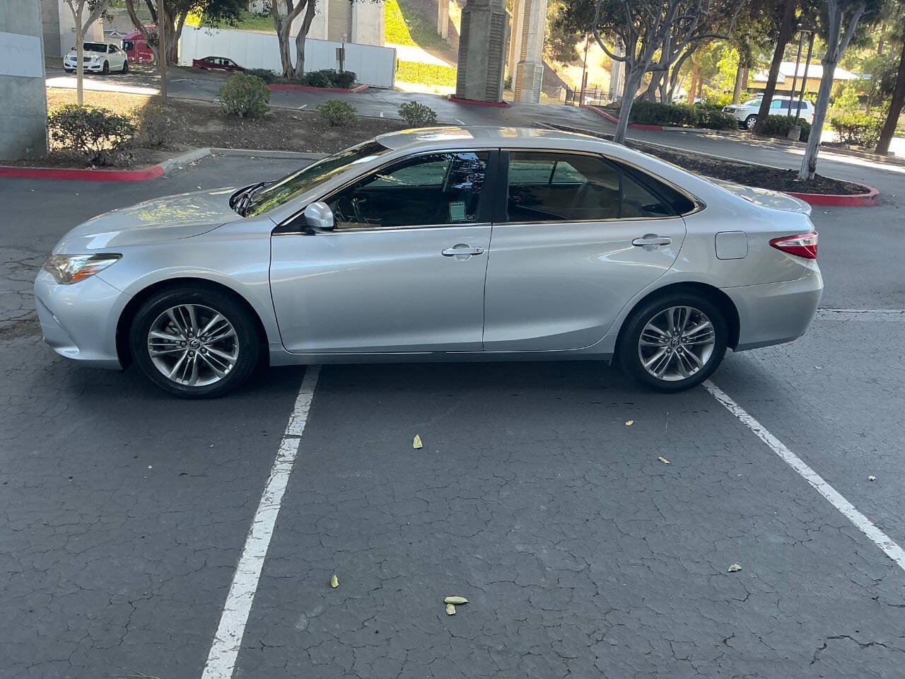 Used 2015 Toyota Camry SE FWD image 2