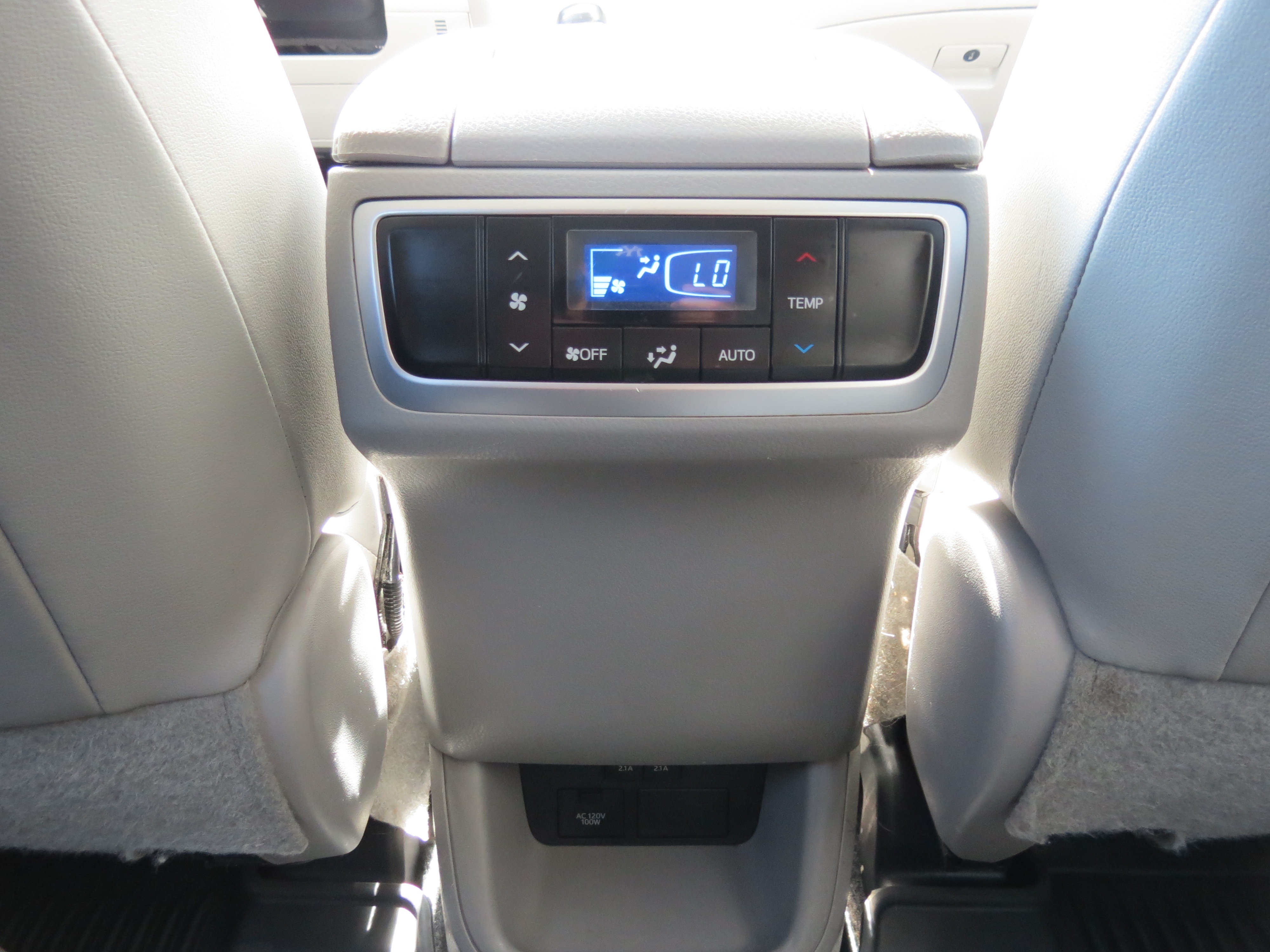 Used 2019 Toyota Highlander XLE FWD image 29