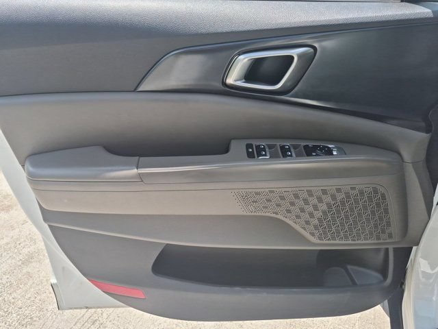 Used 2025 Kia Carnival FWD image 11