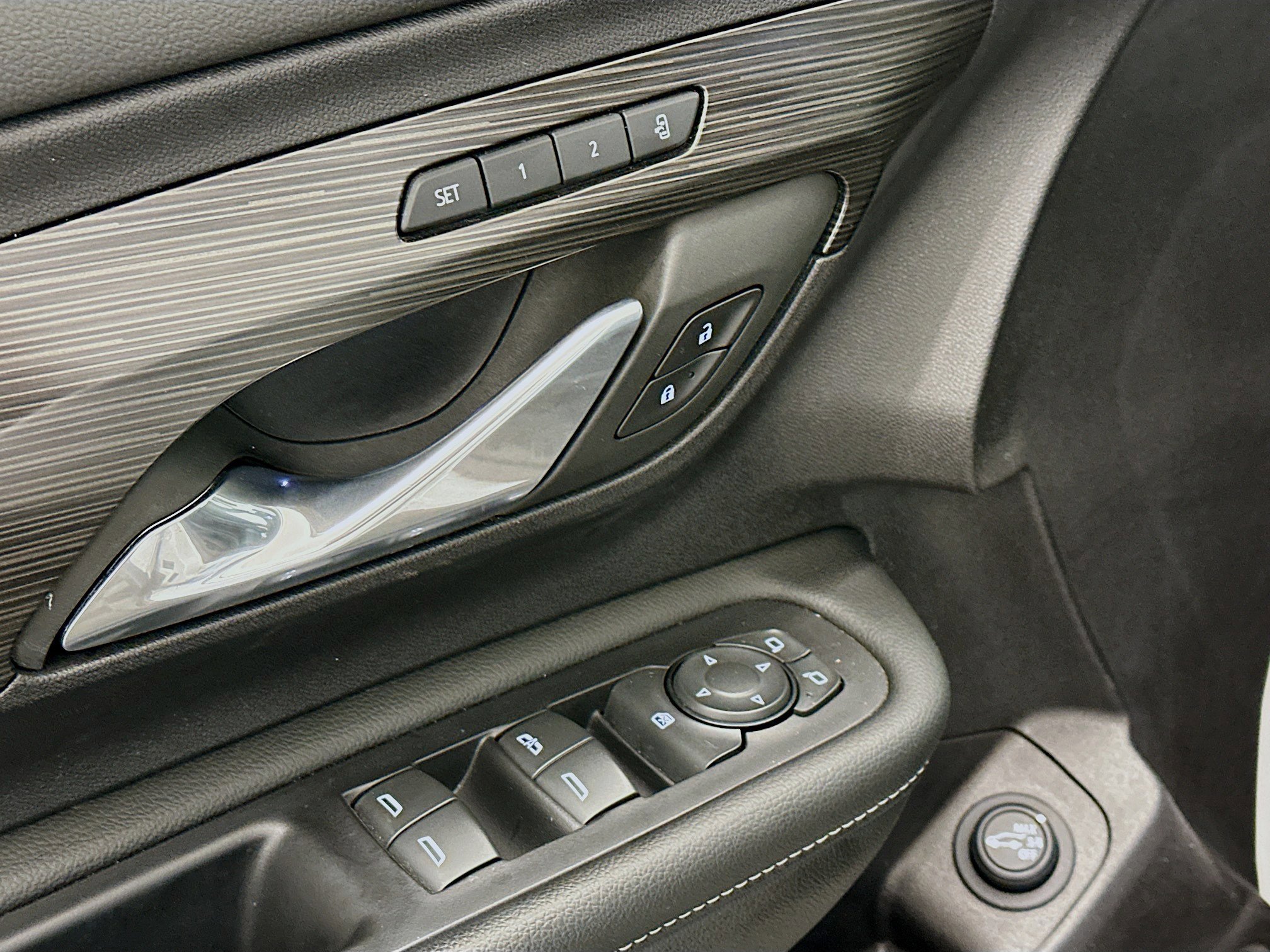 Used 2024 GMC Terrain SLT image 15