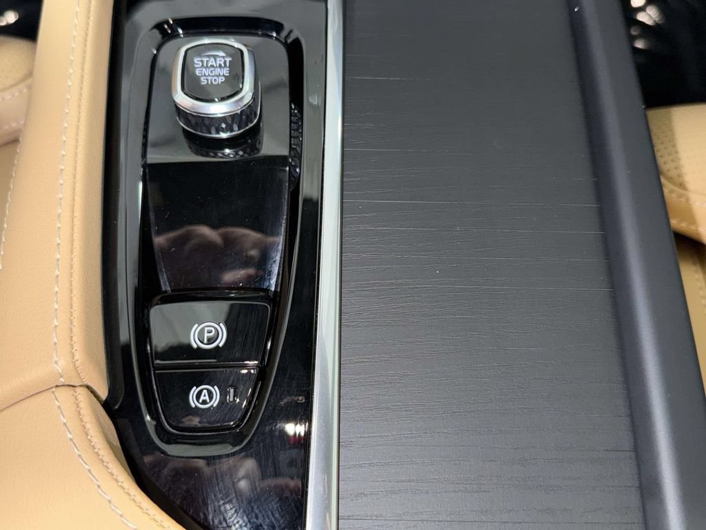 Used 2025 Volvo XC90 B6 Ultra AWD/4WD image 23
