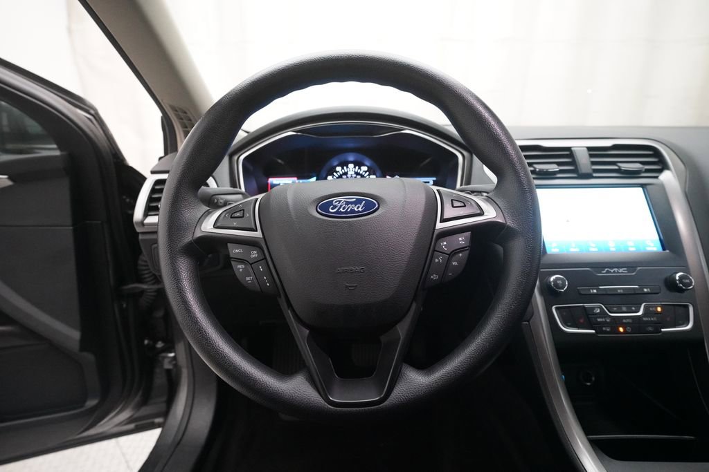Used 2020 Ford Fusion SE image 4