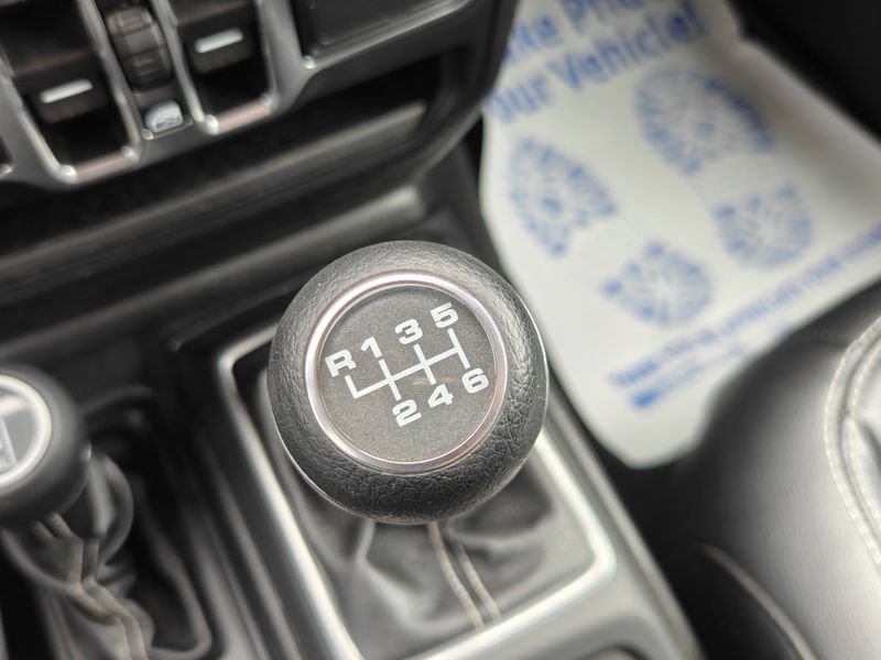 Used 2019 Jeep Wrangler Unlimited Sahara AWD/4WD image 34