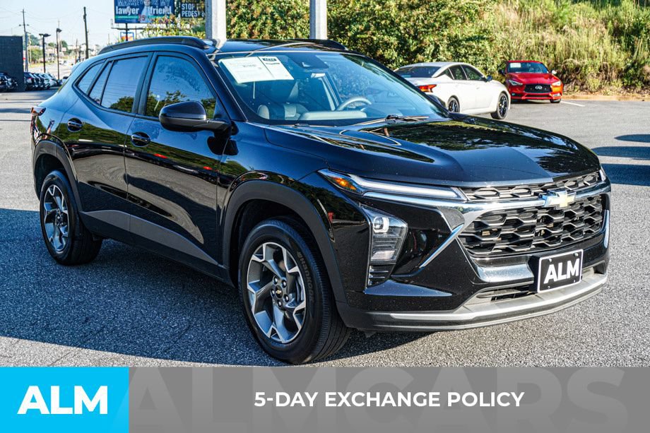 Used 2025 Chevrolet Trax LT FWD image 3