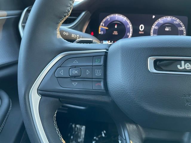 Used 2023 Jeep Grand Cherokee L Laredo image 16