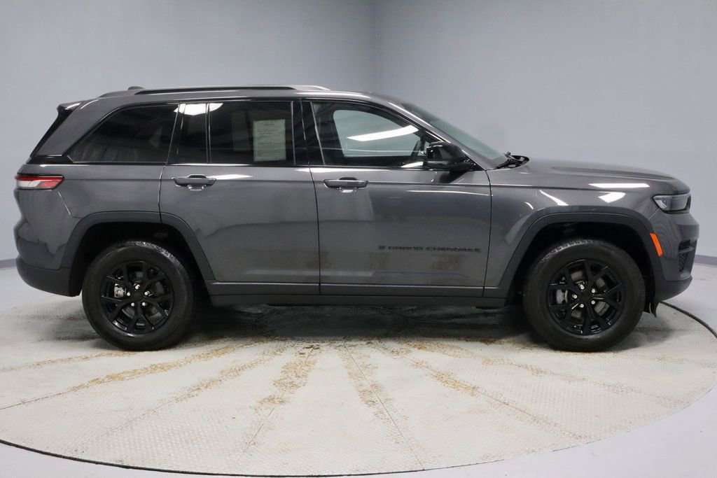 Used 2024 Jeep Grand Cherokee Altitude image 11