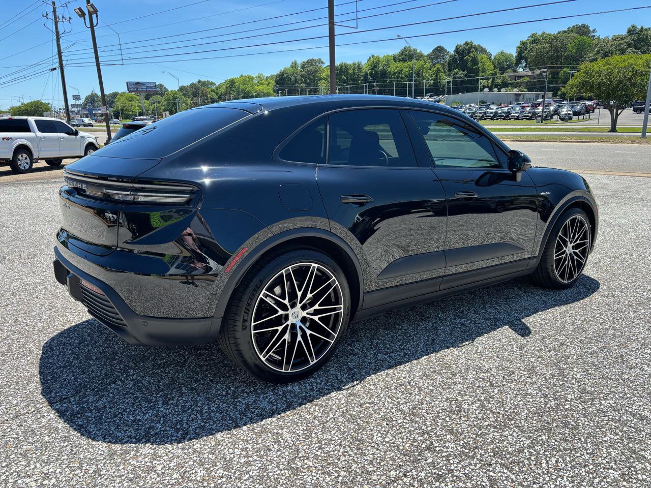 Used 2025 Porsche Macan Electric RWD image 7