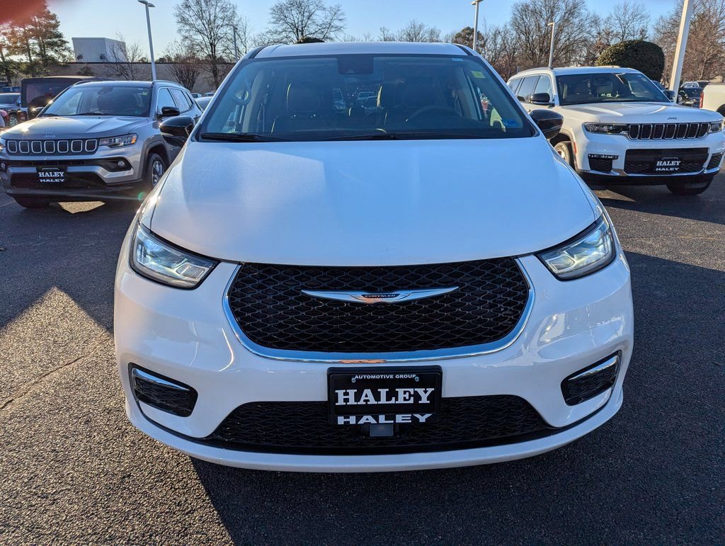 Used 2024 Chrysler Pacifica Touring-L image 3