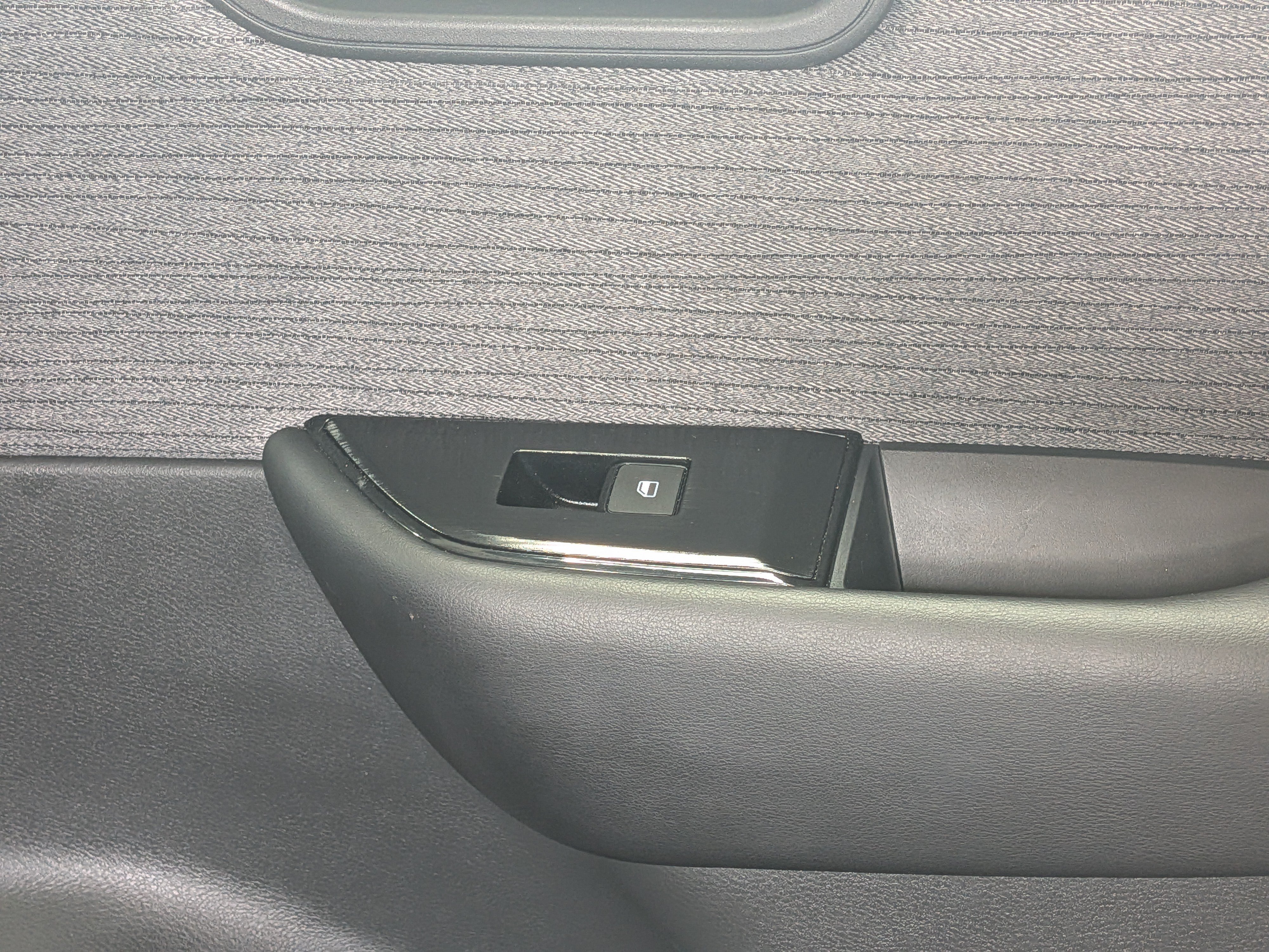 Used 2023 Nissan Rogue S FWD image 15
