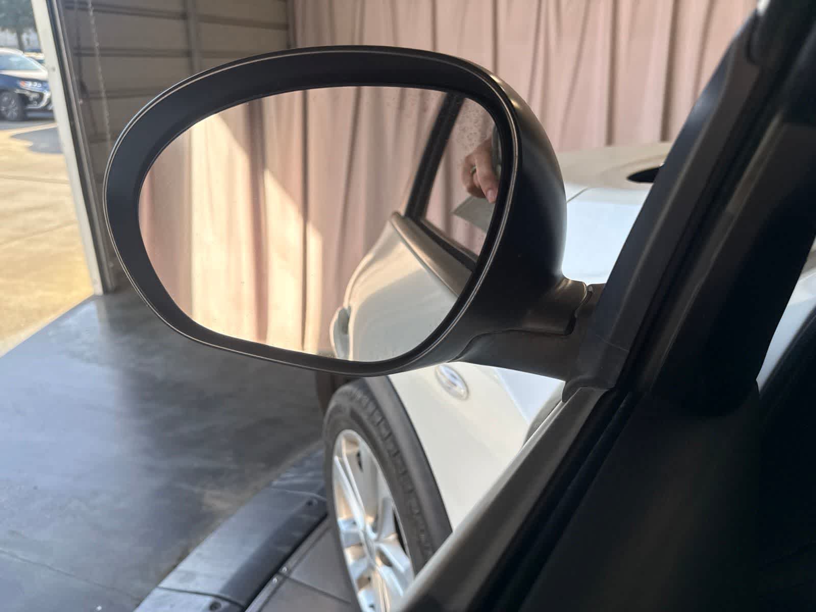 Used 2014 Nissan Juke S FWD image 19