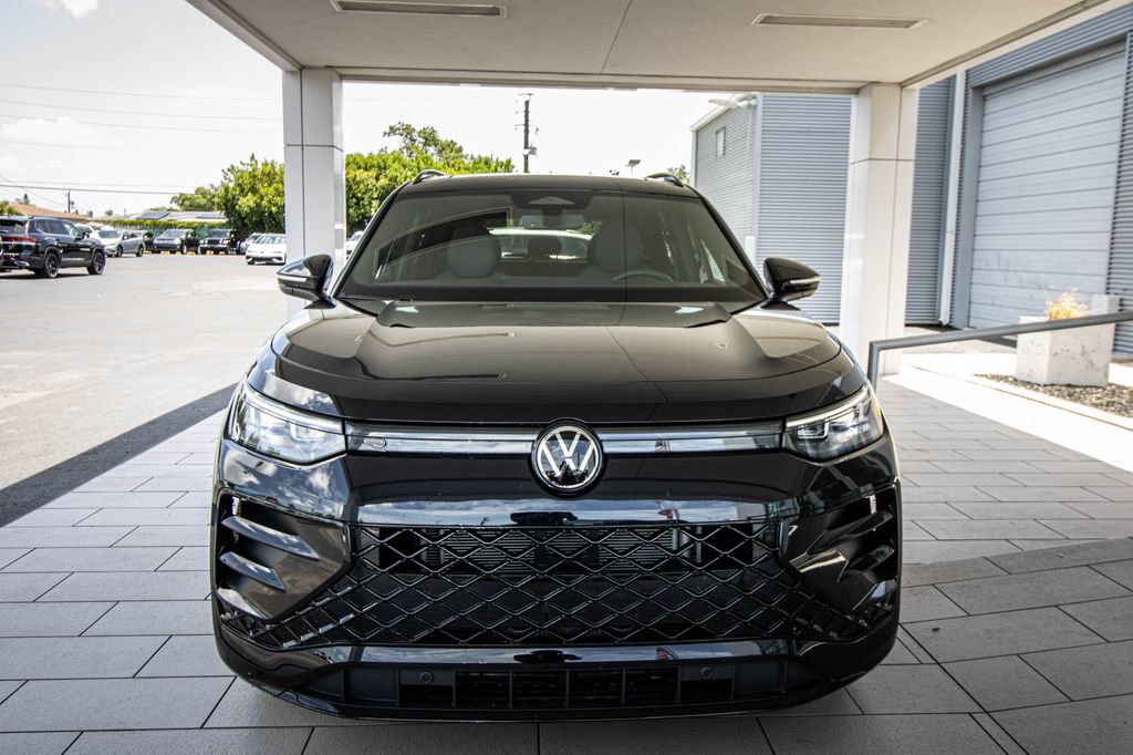 Certified 2025 Volkswagen Tiguan SE R-Line FWD image 9