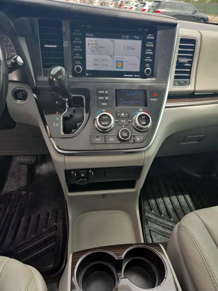 Used 2018 Toyota Sienna XLE w/ XLE Navigation Package image 15